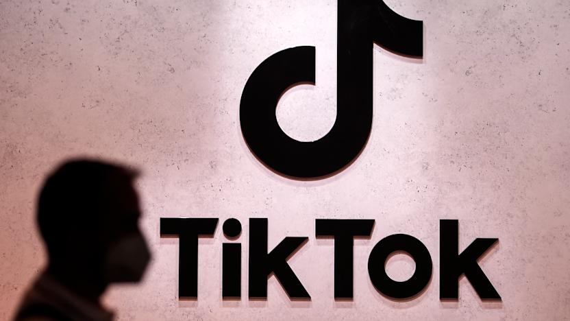 ARCHIVO – Un visitante pasa frente a los espacios de exhibición de TikTok en la feria de juegos de computadora de Colonia, Alemania, el jueves 25 de agosto de 2022. (AP Foto/Martin Meissner, Archivo)