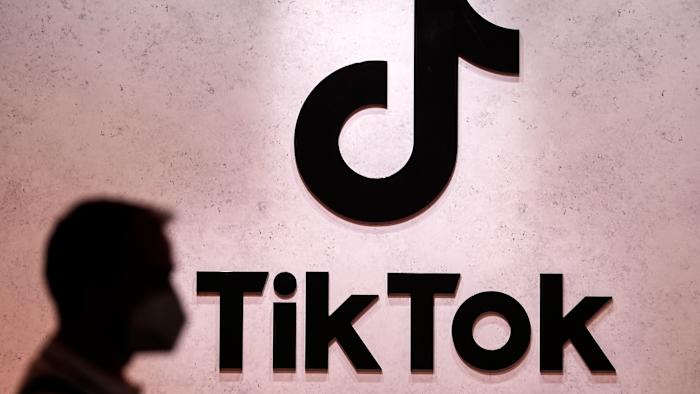 ARCHIVO – Un visitante pasa frente a los espacios de exhibición de TikTok en la feria de juegos de computadora de Colonia, Alemania, el jueves 25 de agosto de 2022. (AP Foto/Martin Meissner, Archivo)