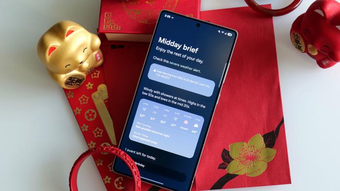 Samsung's Now Brief feature uses AI to create a personalized feed with content including the weather, traffic, calendar events and more. 