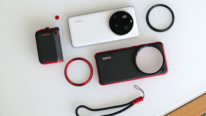 The Xiaomi Ultra 15 continues the company's partnership with Leica and features a massive 1-inch main sensor and a super high-res 200-MP telephoto lens with a 100mm equivalent zoom. 